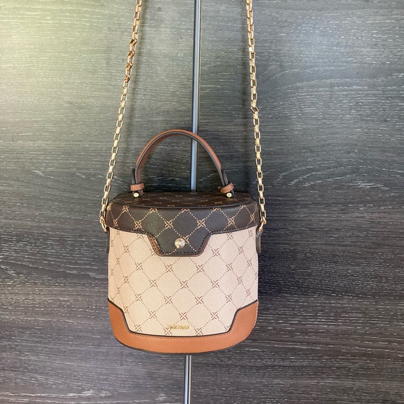 NWOT Nine Wear Hardshell Structured Bucket Signature “9” Bag w Gold Chain Strap - Picture 1 of 16